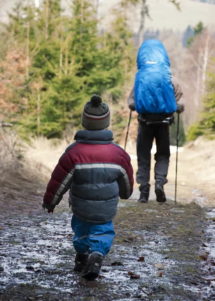 Kind wandelen met vader — Stockfoto