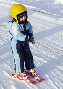 ski lift üzerinde çocuk kayakçı