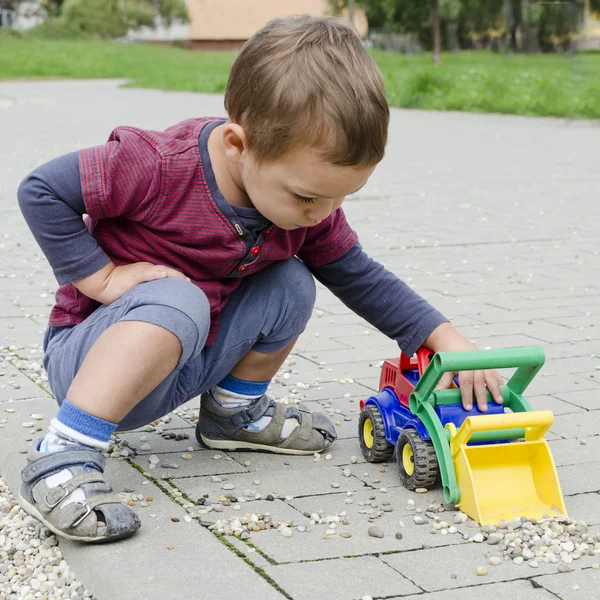 Bambino palying con giocattolo auto — Foto Stock