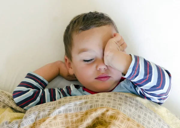 Niño despertando — Foto de Stock