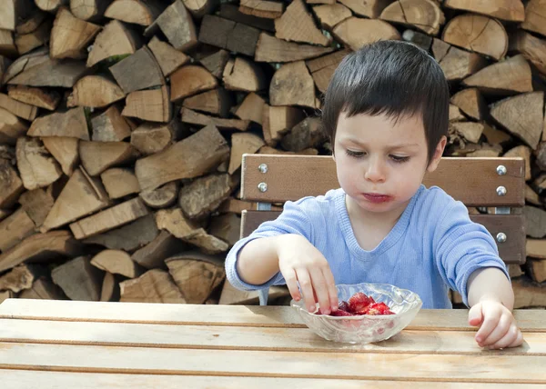 イチゴを食べて子供 — ストック写真