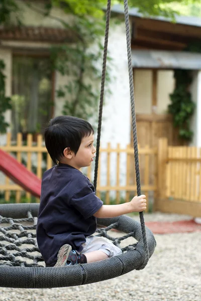 Bambino triste sull'altalena — Foto Stock