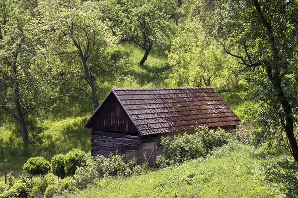 Wooden barn in counrtyside — Stock Photo, Image