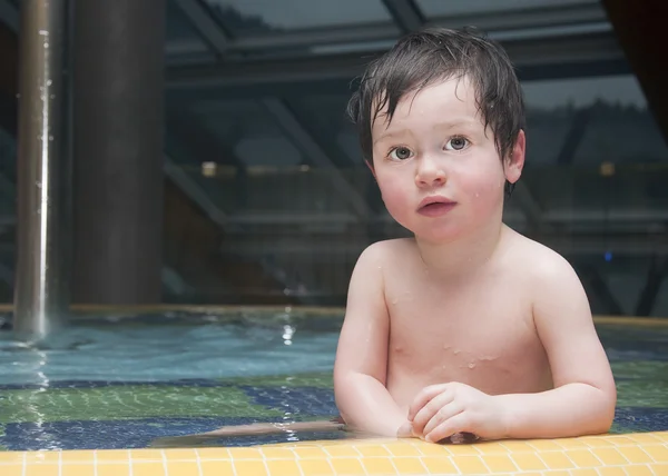 Bambino in piscina — Foto Stock