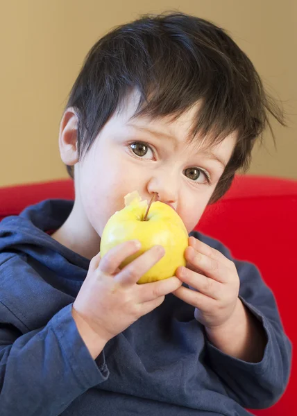 儿童吃苹果 — 图库照片