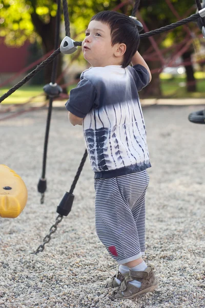 Niño en playgraound — Foto de Stock