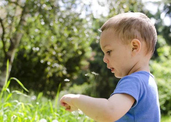 Child playing in nature — Stock Photo, Image