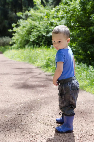 Kind im Park — Stockfoto