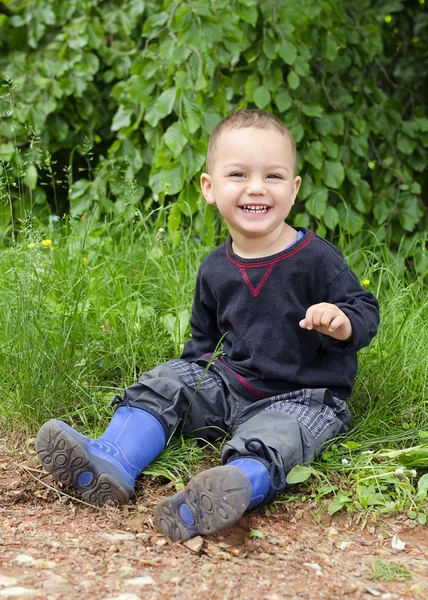 Enfant heureux à l'extérieur — Photo