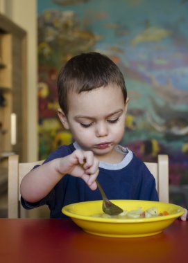 Çorbayı yiyen çocuk
