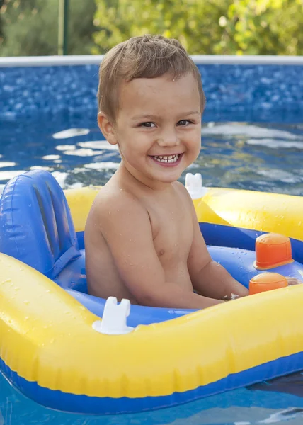 Barn i hem pool — Stockfoto
