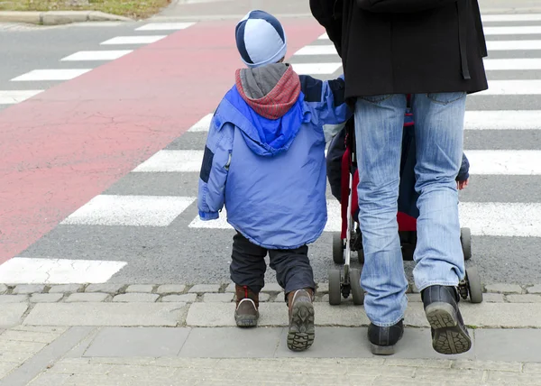Otec s dětmi na přechod pro chodce — Stock fotografie