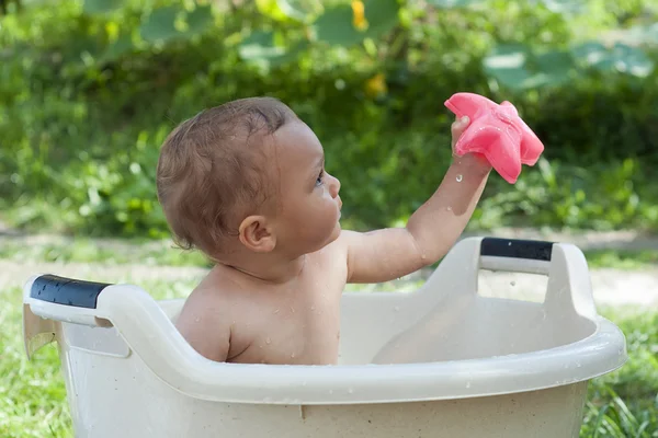 Baby in bath tub in garden — Stock Photo, Image