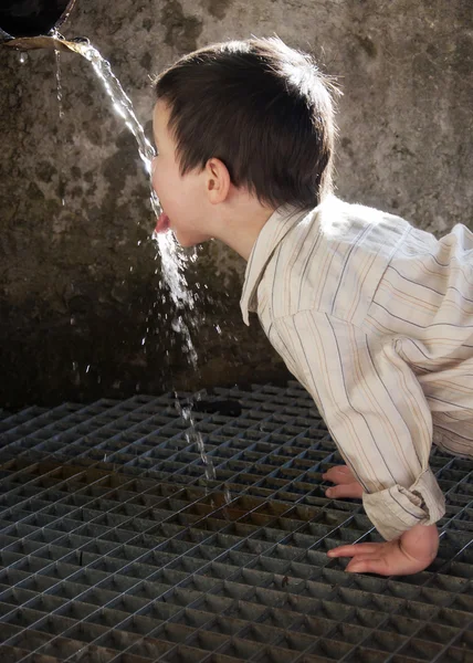 Child drinking water — Stock Photo, Image