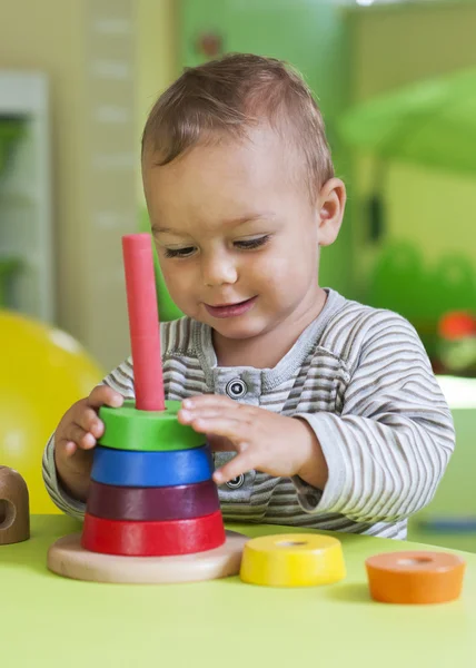 Niño pequeño jugando —  Fotos de Stock