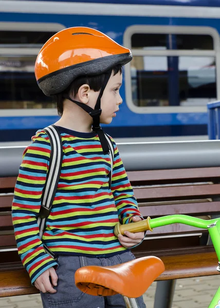 Child cyclist at train station — Stock Photo, Image