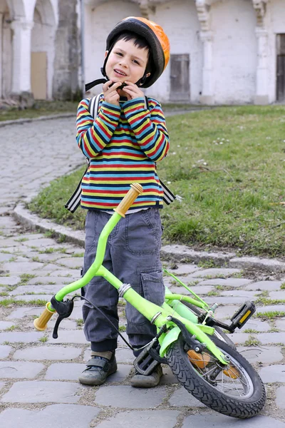 Criança com capacete e bicicleta . — Fotografia de Stock