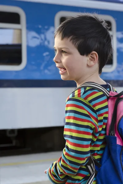 Niño en la estación de tren —  Fotos de Stock