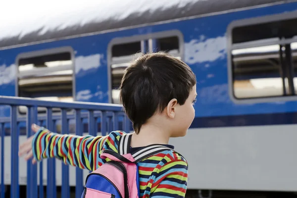 Tren istasyonunda çocuk — Stok fotoğraf