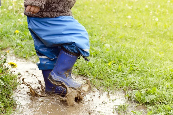 Kind in Pfütze — Stockfoto