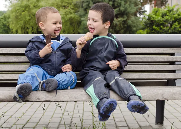 Bambini con gelato — Foto Stock