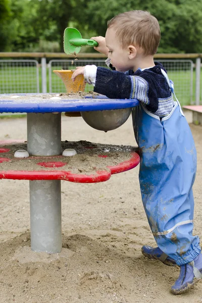 Kind spelen op de speelplaats — Stockfoto