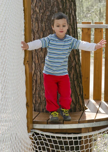 Niño en el patio de aventura — Foto de Stock