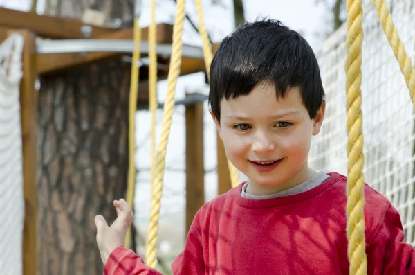 Kind auf Abenteuerspielplatz — Stockfoto