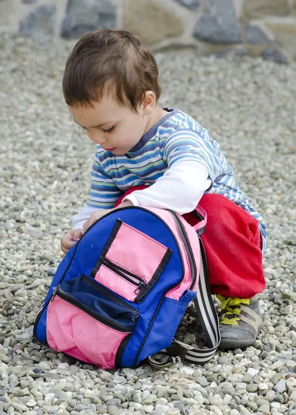 Παιδί άνοιγμα τσάντα του — Φωτογραφία Αρχείου