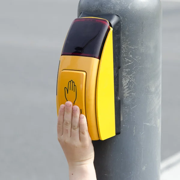 Hand auf Zebrastreifen-Knopf — Stockfoto