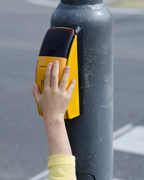 Hand on pedestrian crossing button — Stock Photo, Image