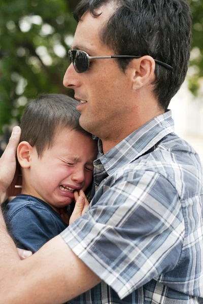 Padre con niño llorando — Foto de Stock