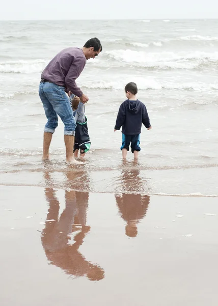 Ojciec z dziećmi na plaży — Zdjęcie stockowe