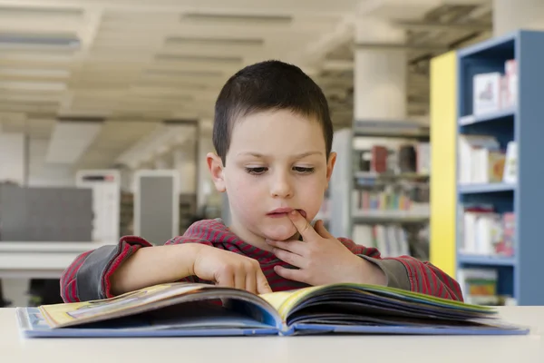 Lettura bambino — Foto Stock