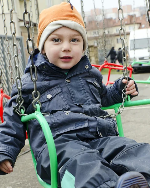 Enfant sur chaîne balançoire — Photo