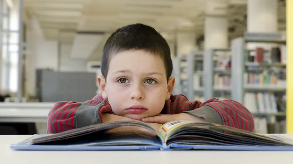 Παιδί ανάγνωση και ονειροπόληση. — Φωτογραφία Αρχείου