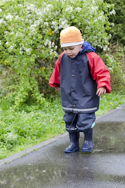 Bambino in pozzanghera — Foto Stock