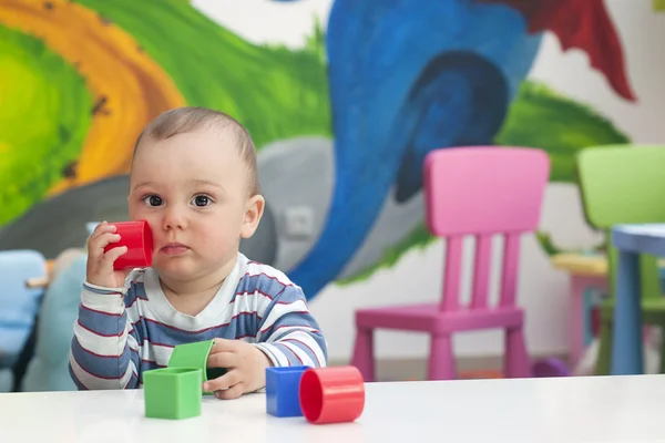 Bambino che gioca nella scuola materna — Foto Stock