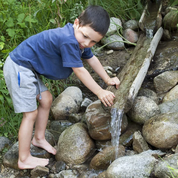 Kind am Naturwasserbach — Stockfoto