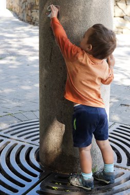 su açmak için ulaşan çocuk