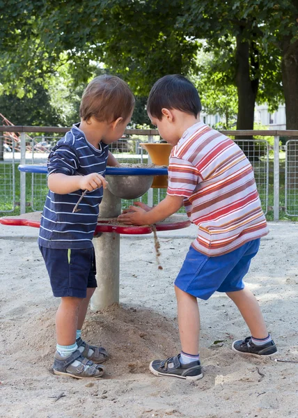 Niños jugando en el patio de recreo —  Fotos de Stock