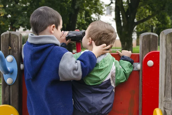 Дети на детской площадке — стоковое фото