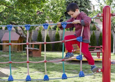 çocuk parkında oynayan