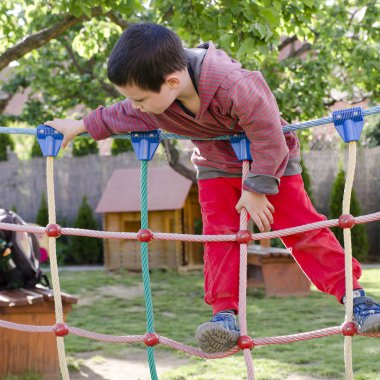 çocuk parkında oynayan