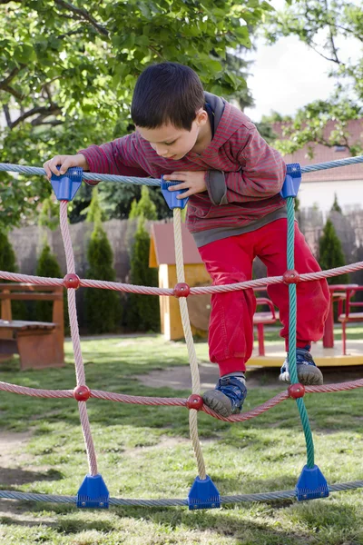 Enfant jouant à l'aire de jeux — Photo