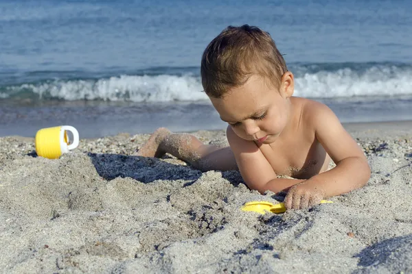 Dziecko bawiące się na plaży — Zdjęcie stockowe
