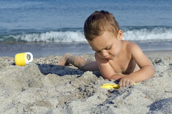 Niño jugando en la playa — Foto de Stock