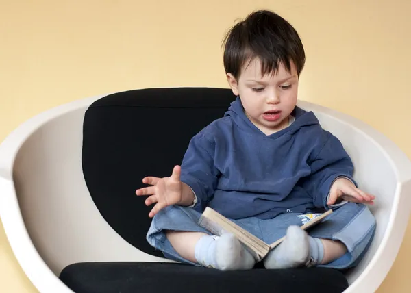 Child reading — Stock Photo, Image