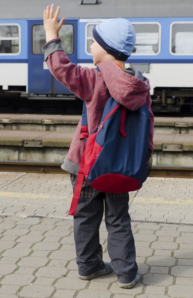 Criança na estação de trem — Fotografia de Stock