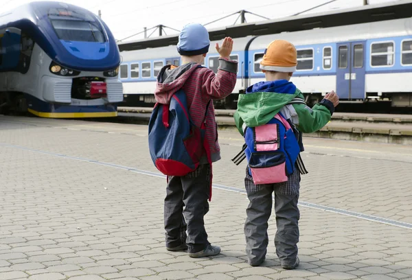 Kinder am Bahnhof — Stockfoto